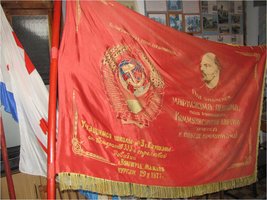 Красное знамя, подаренное учащимся сш№3 ветеранами 333 стрелковой дивизии