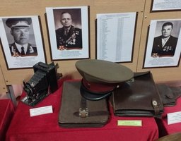 Личные вещи советских воинов и фото освободителей (в центре - Н.И. Климов)